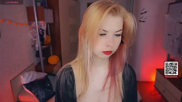 LynetHakes online show from October 30, 4:25 am