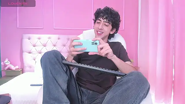 Snapshot of Alezzandro_ chatting on January 23, 2:28 pm Alezzandro online show from January 23, 2:28 pm