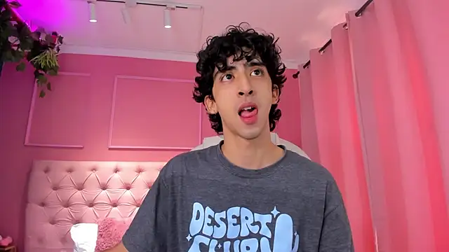 Snapshot of Alezzandro_ chatting on February 8, 2:49 pm Alezzandro online show from February 8, 2:49 pm