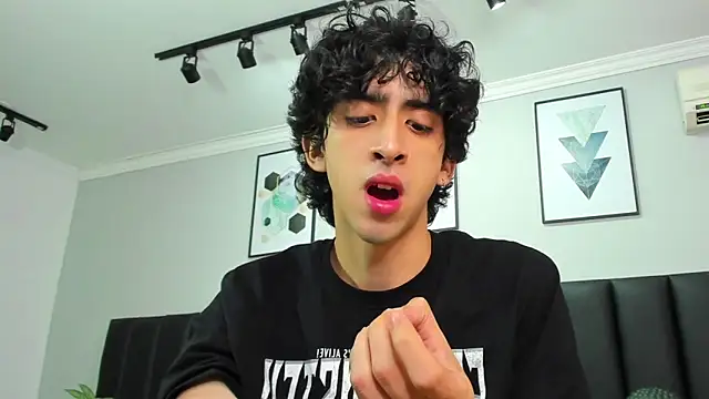 Snapshot of Alezzandro_ chatting on February 11, 2:35 pm Alezzandro online show from February 11, 2:35 pm