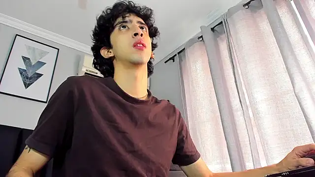 Snapshot of Alezzandro_ chatting on February 20, 2:35 pm Alezzandro online show from February 20, 2:35 pm