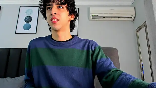 Snapshot of Alezzandro_ chatting on February 21, 2:27 pm Alezzandro online show from February 21, 2:27 pm