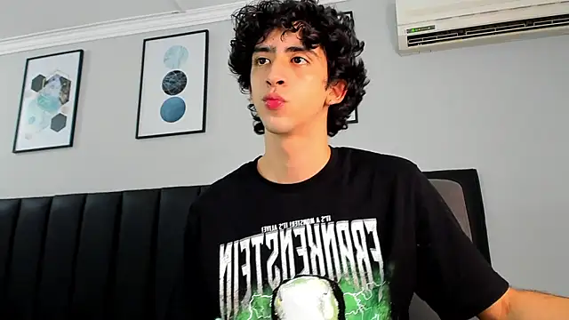 Snapshot of Alezzandro_ chatting on February 23, 2:04 pm Alezzandro online show from February 23, 2:04 pm