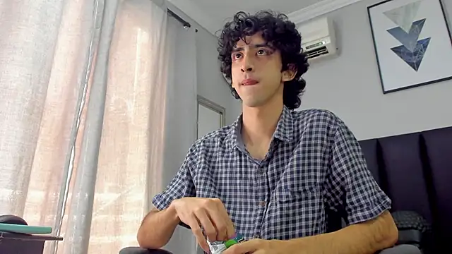 Snapshot of Alezzandro_ chatting on February 26, 2:14 pm Alezzandro online show from February 26, 2:14 pm