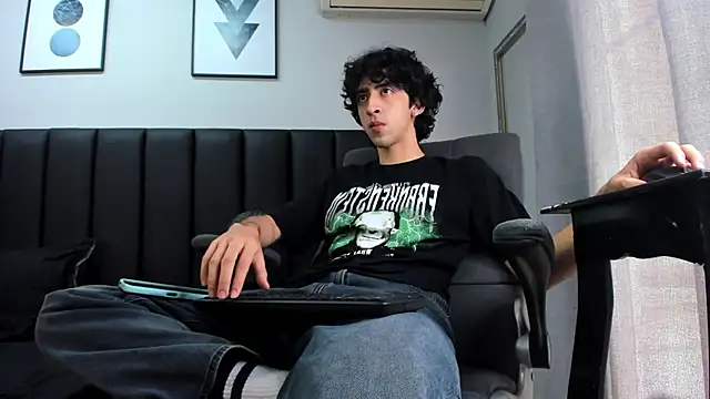 Snapshot of Alezzandro_ chatting on March 5, 5:39 pm Alezzandro online show from March 5, 5:39 pm