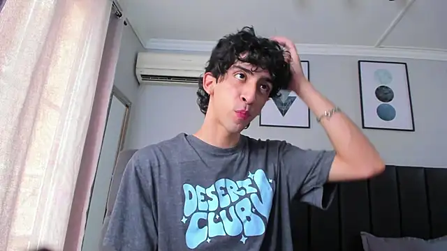 Snapshot of Alezzandro_ chatting on March 13, 1:40 pm Alezzandro online show from March 13, 1:40 pm