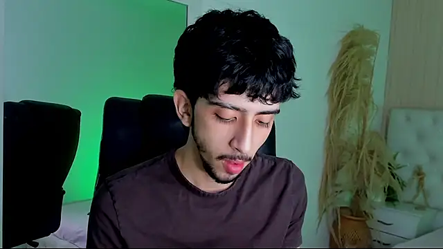 Snapshot of Alezzandro_ chatting on September 12, 8:31 pm Alezzandro online show from September 12, 8:31 pm