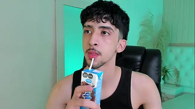 Snapshot of Alezzandro_ chatting on September 25, 8:23 pm Alezzandro online show from September 25, 8:23 pm