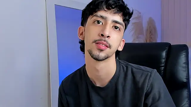 Snapshot of Alezzandro_ chatting on September 29, 8:24 pm Alezzandro online show from September 29, 8:24 pm