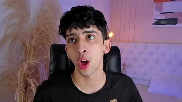 Snapshot of Alezzandro_ chatting on October 3, 8:06 pm Alezzandro online show from October 3, 8:06 pm