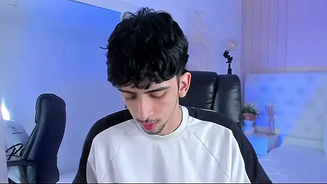 Alezzandro  online show from October 14, 9:04 pm