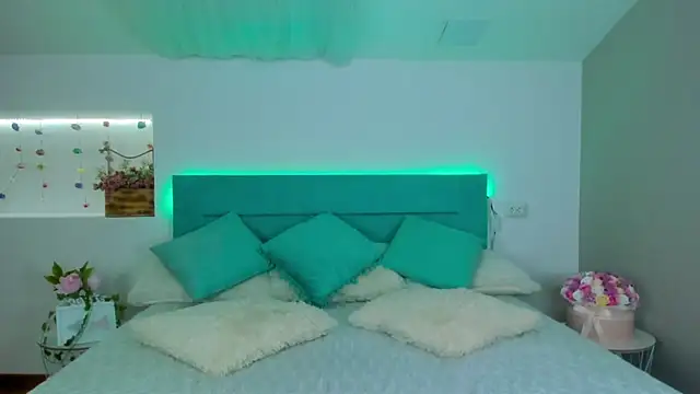 mars elina  online show from March 8, 2:30 pm