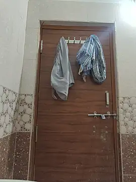 Snapshot of randit7 chatting on March 18, 2:04 am randit7 online show from March 18, 2:04 am