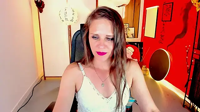 Snapshot of EmiliaBedy chatting on June 3, 2:33 pm EmiliaBedy online show from June 3, 2:33 pm