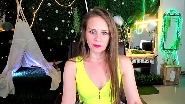 Snapshot of EmiliaBedy chatting on June 7, 9:02 am EmiliaBedy online show from June 7, 9:02 am