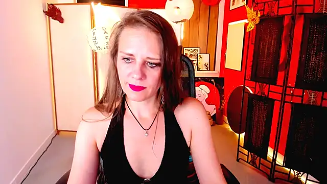 Snapshot of EmiliaBedy chatting on June 10, 9:19 am EmiliaBedy online show from June 10, 9:19 am