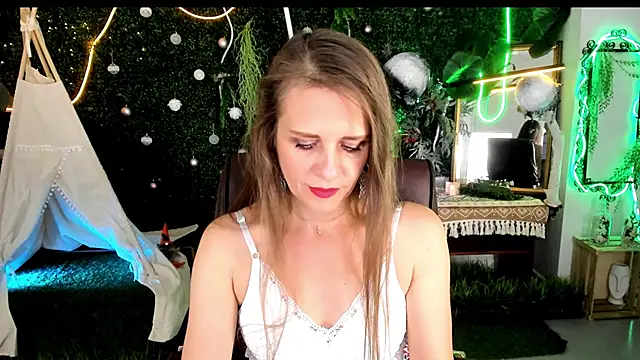 Snapshot of EmiliaBedy chatting on June 21, 9:12 am EmiliaBedy online show from June 21, 9:12 am