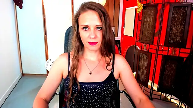 Snapshot of EmiliaBedy chatting on July 4, 5:24 am EmiliaBedy online show from July 4, 5:24 am
