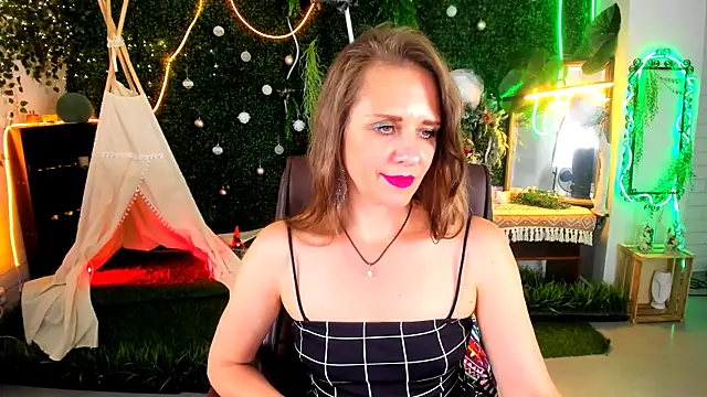 Snapshot of EmiliaBedy chatting on July 6, 3:03 pm EmiliaBedy online show from July 6, 3:03 pm