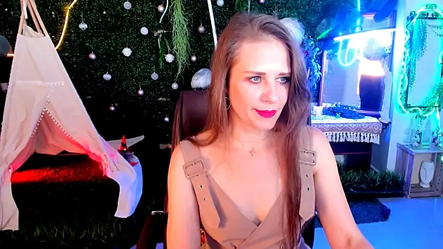 Snapshot of EmiliaBedy chatting on July 17, 9:16 am EmiliaBedy online show from July 17, 9:16 am