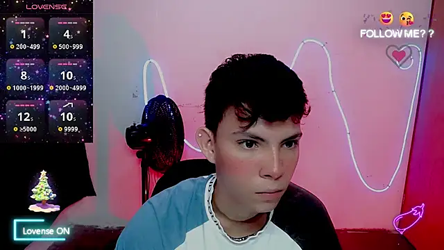 Snapshot of Alexxx_lov chatting on December 20, 12:45 pm Alexxx lov online show from December 20, 12:45 pm