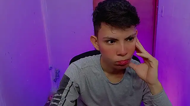 Snapshot of Alexxx_lov chatting on February 24, 12:14 pm Alexxx lov online show from February 24, 12:14 pm