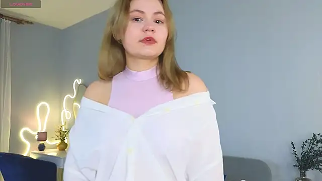 Snapshot of DownyClouds chatting on February 6, 8:18 am DownyClouds online show from February 6, 8:18 am