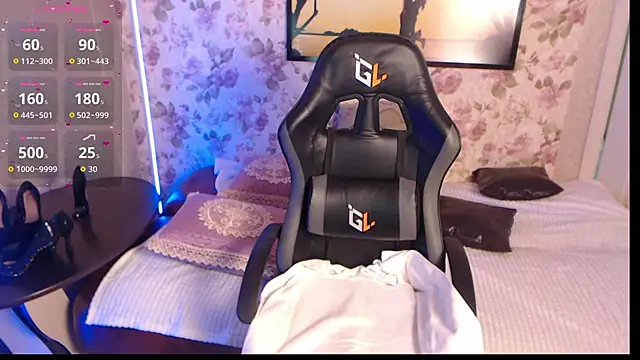 Snapshot of AliciaBlondes chatting on February 7, 8:07 am AliciaBlondes online show from February 7, 8:07 am