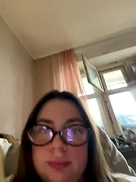 DearAlise online show from November 10, 9:19 am