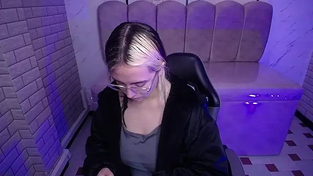 Hela v online show from November 15, 12:02 pm