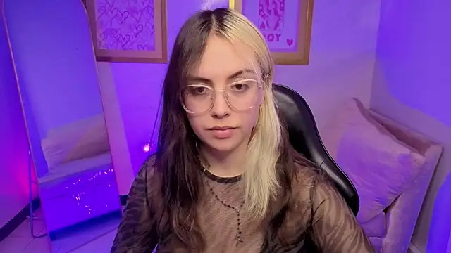 Hela v online show from November 28, 8:11 pm