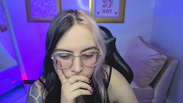 Hela v online show from January 17, 8:01 pm