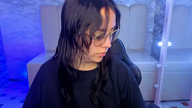 Hela v online show from April 13, 1:05 pm