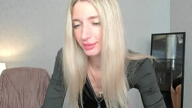 Snapshot of skinnyladyy chatting on March 12, 5:24 am skinnyladyy online show from March 12, 5:24 am