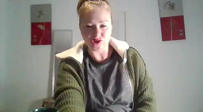 Snapshot of Luzia-Sal chatting on February 12, 7:44 am Luzia-Sal online show from February 12, 7:44 am