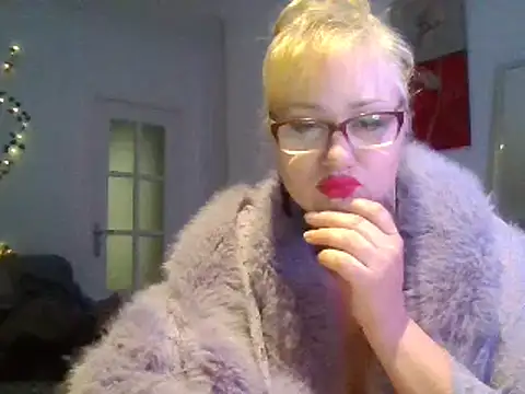 Snapshot of Luzia-Sal chatting on March 5, 9:59 pm Luzia-Sal online show from March 5, 9:59 pm