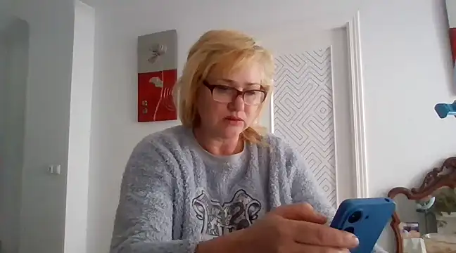 Snapshot of Luzia-Sal chatting on March 9, 10:08 am Luzia-Sal online show from March 9, 10:08 am