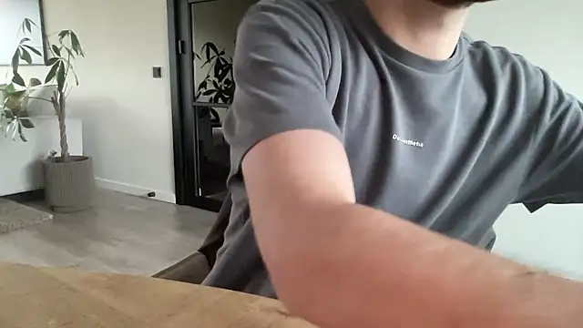 Snapshot of bullyboyy chatting on January 18, 8:51 am bullyboyy online show from January 18, 8:51 am