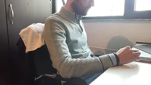 Snapshot of bullyboyy chatting on February 9, 10:41 am bullyboyy online show from February 9, 10:41 am