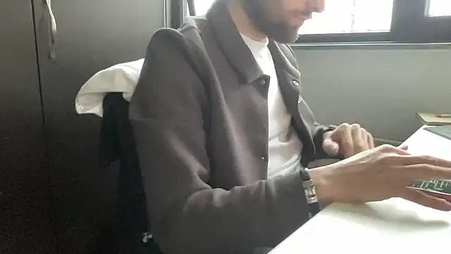 Snapshot of bullyboyy chatting on February 16, 7:37 am bullyboyy online show from February 16, 7:37 am