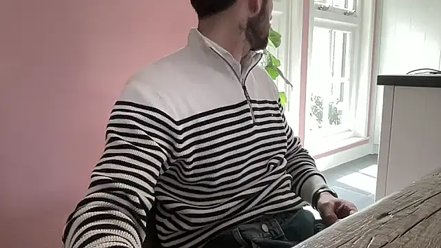 Snapshot of bullyboyy chatting on April 3, 12:14 pm bullyboyy online show from April 3, 12:14 pm