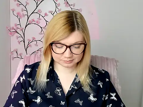 Snapshot of Lola_moree chatting on April 20, 11:35 am Lola moree online show from April 20, 11:35 am
