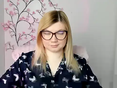 Snapshot of Lola_moree chatting on April 22, 11:34 am Lola moree online show from April 22, 11:34 am
