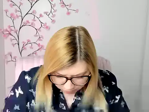 Snapshot of Lola_moree chatting on April 28, 11:37 am Lola moree online show from April 28, 11:37 am