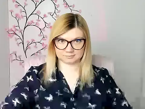 Snapshot of Lola_moree chatting on April 29, 11:36 am Lola moree online show from April 29, 11:36 am