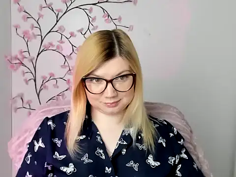 Snapshot of Lola_moree chatting on May 13, 11:51 am Lola moree online show from May 13, 11:51 am
