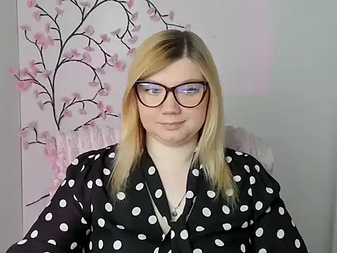 Snapshot of Lola_moree chatting on May 17, 11:39 am Lola moree online show from May 17, 11:39 am
