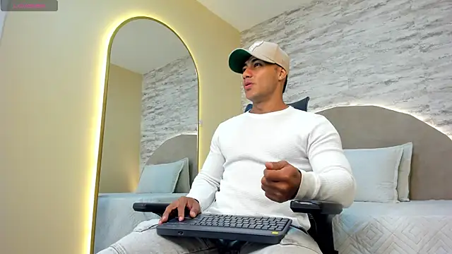 Snapshot of lennox_ray chatting on February 22, 1:35 pm lennox ray online show from February 22, 1:35 pm