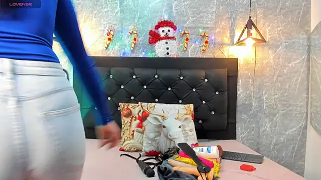 emberhodson online show from December 5, 11:41 am