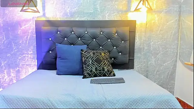 emberhodson online show from January 13, 11:37 am